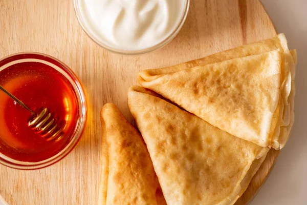 Panoramica Dei Pancake Freschi Piegati Della Crema Madre Del Miele — Foto Stock