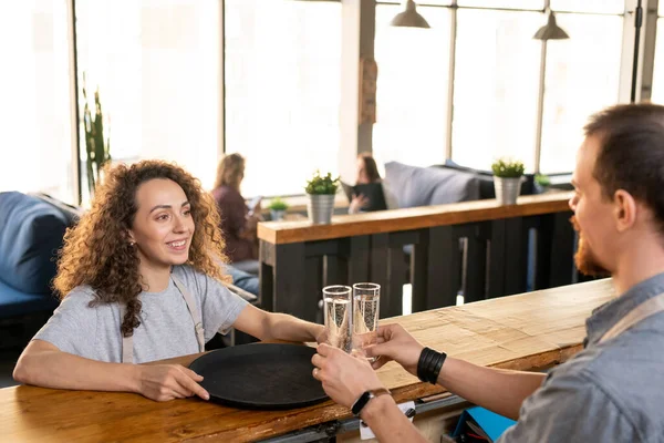 Tepsisiyle Meslektaşına Bakan Mutlu Bir Garson Kafe Restoran Müşterileri Için — Stok fotoğraf