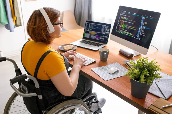 Γυναίκα Ανεξάρτητη Προγραμματίστρια Σύγχρονα Ακουστικά Κάθεται Αναπηρική Καρέκλα Και Χρήση — Φωτογραφία Αρχείου