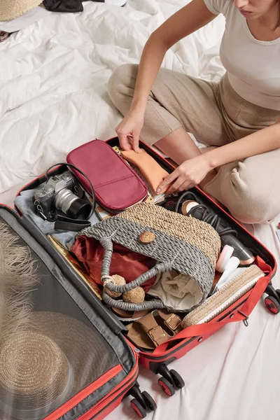 Jonge Vrouw Met Gekruiste Benen Bed Bagage Inpakken Voor Vakantie — Stockfoto