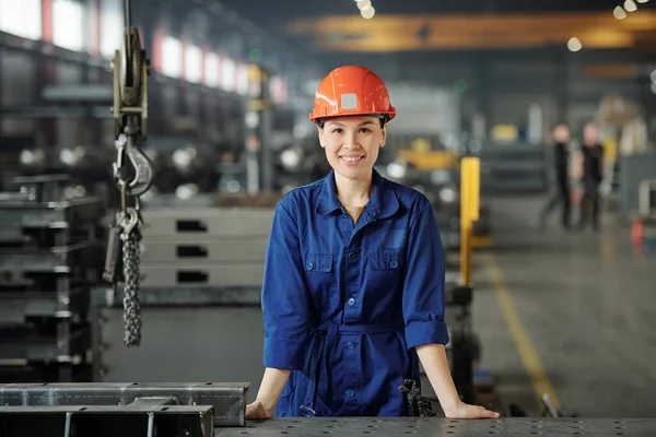 Porträtt Leende Ung Asiatisk Metallarbetare Specialist Blå Overaller Står Vid — Stockfoto