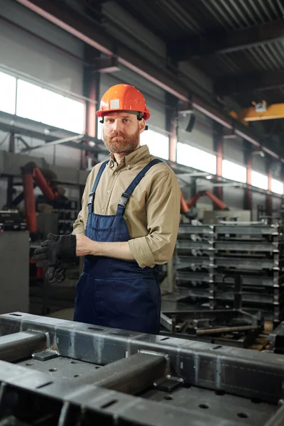 Retrato Trabalhador Fabricação Barbudo Grave Chapéu Duro Macacão Colocando Luvas — Fotografia de Stock