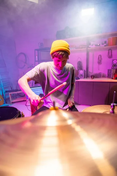 Jonge Knappe Muzikant Buigen Drumstel Tijdens Het Slaan Van Drums — Stockfoto