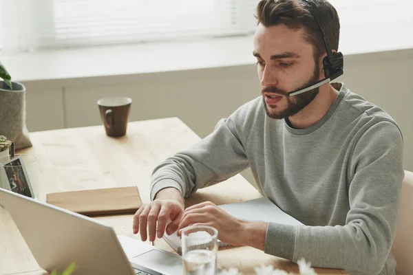 Joven Hombre Negocios Representante Atención Cliente Con Auriculares Sentados Mesa — Foto de Stock