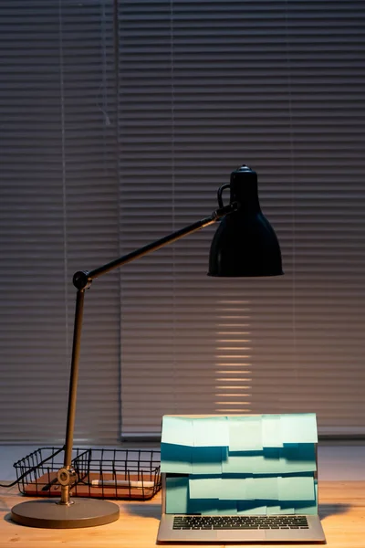 Licht Van Lamp Laptop Met Blauwe Notepapers Display Mand Met — Stockfoto