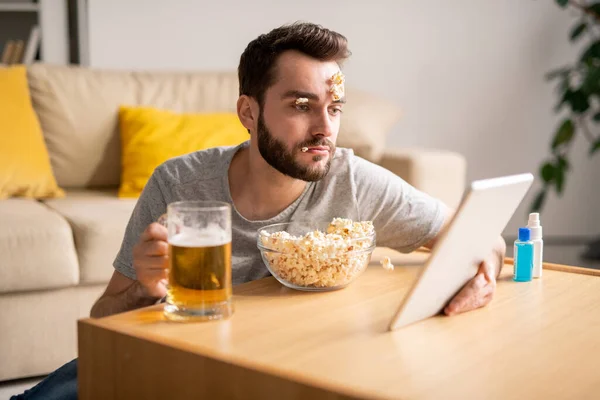 Jovem Barbudo Sonolento Com Pipocas Cara Bebendo Cerveja Assistindo Filme — Fotografia de Stock