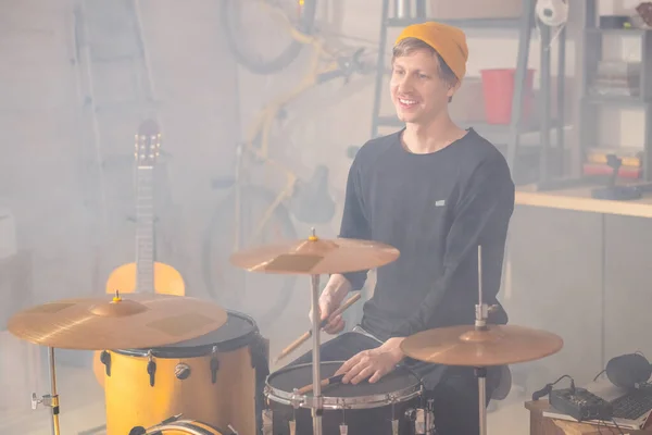 Jovem Músico Bonito Feliz Gorro Amarelo Casualwear Preto Sentado Garagem — Fotografia de Stock