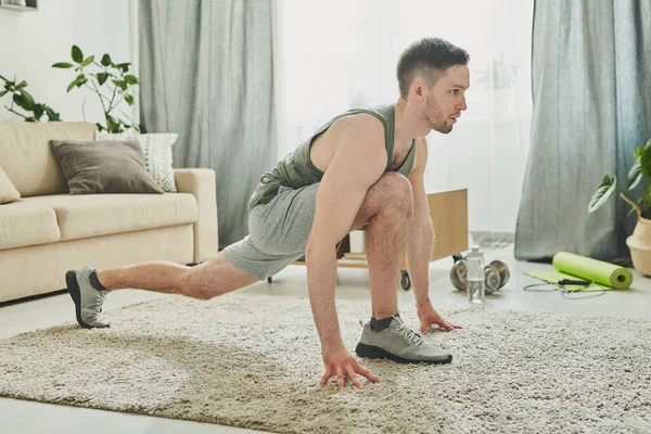 Spor Yaparken Ortamında Terleyerek Günlerini Evinde Geçirirken Etek Esneten Genç — Stok fotoğraf