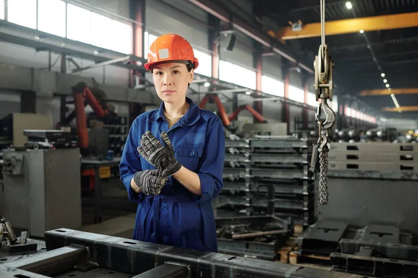 Porträt Einer Ernsthaften Jungen Asiatin Die Einer Metallverarbeitenden Werkstatt Sicherheitshandschuhe — Stockfoto