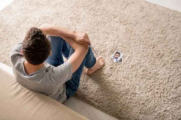 Boven Het Zicht Van Wanhopige Man Zittend Vloer Denkend Aan — Stockfoto