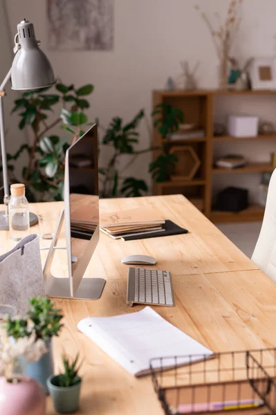 Wooden Table Computer Monitor Lamp Keypad Folder Papers Group Plants — Stock Photo, Image