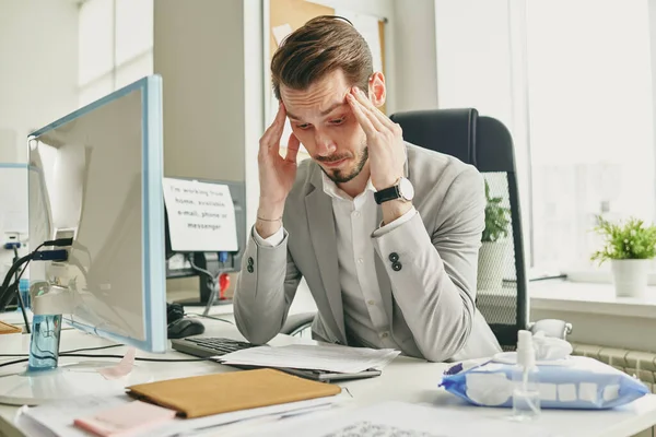 Verward Jonge Zakenman Jas Zit Aan Het Bureau Leeg Kantoor — Stockfoto