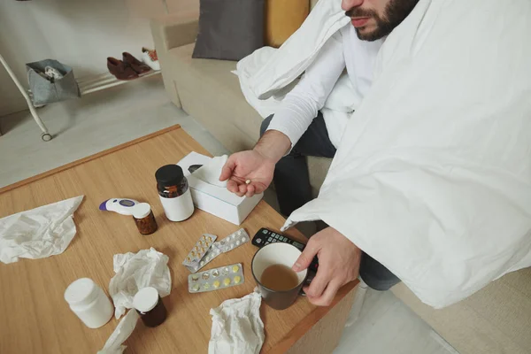 Jonge Bebaarde Zieke Man Zittend Bank Door Kleine Houten Tafel — Stockfoto