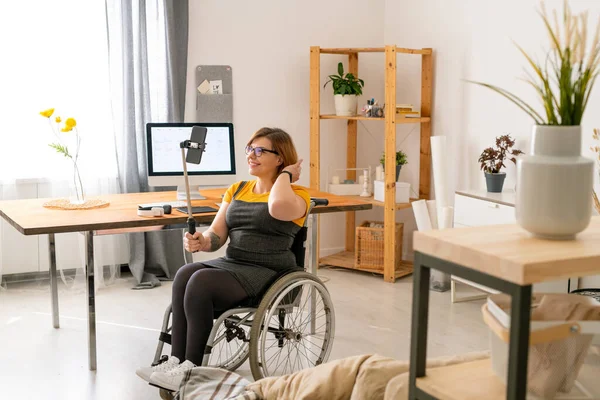 Χαρούμενη Ανάπηρη Νεαρή Γυναίκα Blogger Γυαλιά Κάθεται Αναπηρική Καρέκλα Και — Φωτογραφία Αρχείου