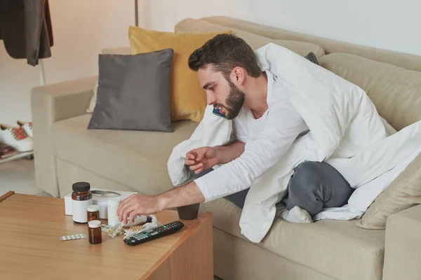 Joven Barbudo Con Teléfono Inteligente Llamando Trabajo Para Advertir Sobre — Foto de Stock