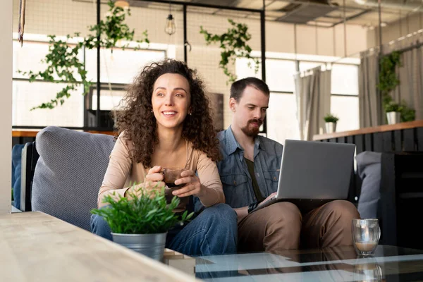 Feliz Joven Mujer Descansada Con Taza Café Mirando Través Ventana — Foto de Stock