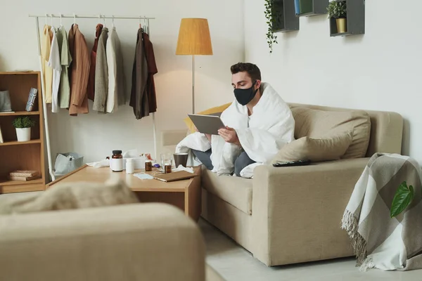 Hombre Enfermo Con Covid19 Usando Tableta Mientras Está Sentado Sofá — Foto de Stock