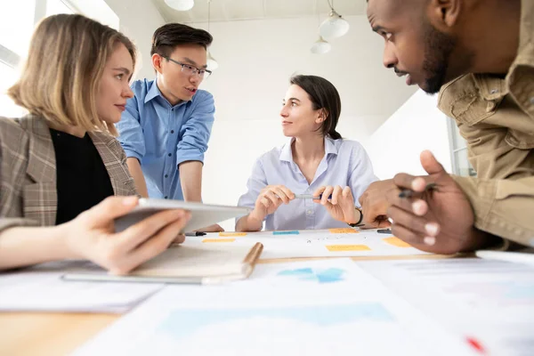 Joven Empresario Chino Mirando Una Sus Compañeras Mientras Explica Idea — Foto de Stock