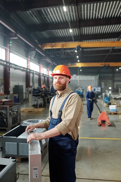 Retrato Trabalhador Manual Confiante Macacões Hardhat Segurando Equipamentos Metal Loja — Fotografia de Stock