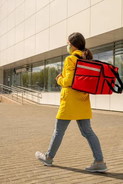 Vista Lateral Una Joven Mensajera Llevando Una Gran Mochila Con — Foto de Stock