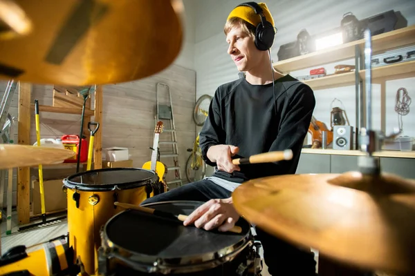 Νεαρός Άνδρας Drumsticks Κάθεται Μπροστά Από Drumset Και Ηχογράφηση Μουσικής — Φωτογραφία Αρχείου