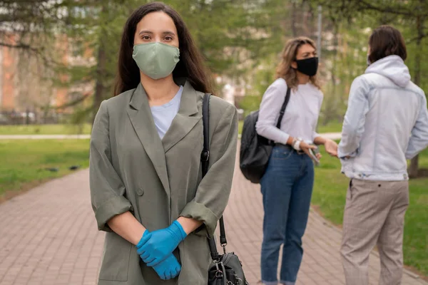 Jonge Elegante Vrouw Lange Jas Beschermend Masker Handschoenen Staan Het — Stockfoto