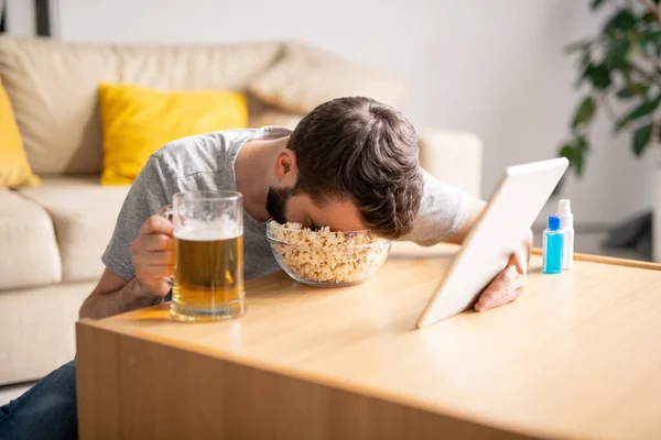 Homme Fatigué Assis Table Basse Dormir Dans Bol Maïs Soufflé — Photo