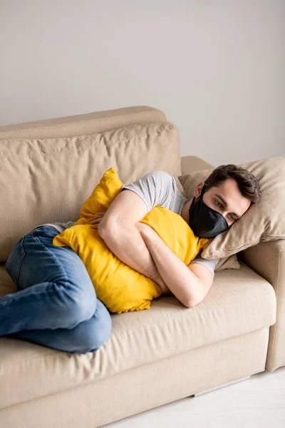 Nervoso Giovane Uomo Maschera Stoffa Sensazione Stress Quarantena Abbracciando Cuscino — Foto Stock