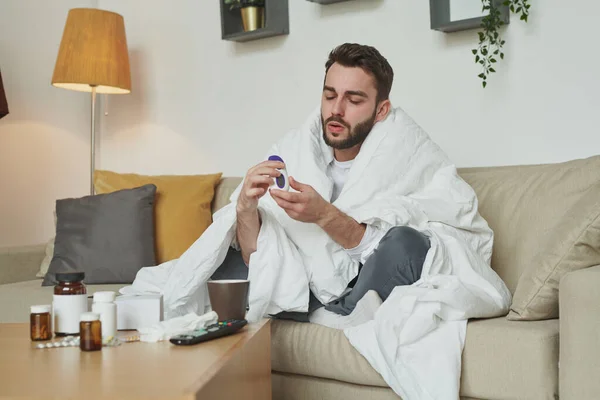 Hombre Joven Con Covid19 Gripe Mirando Termómetro Después Medir Temperatura — Foto de Stock