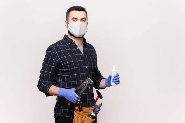 Joven Reparador Máscara Protectora Guantes Que Reparar Muebles Equipos Plomería —  Fotos de Stock