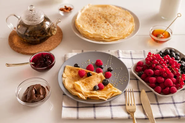 Küchentisch Zum Frühstück Mit Leckeren Hausgemachten Pfannkuchen Auf Teller Frischen — Stockfoto