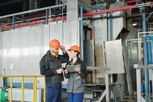 Asijka Hardhat Pomocí Digitálního Tabletu Diskuse Technickém Úkolu Kolegou Moderním — Stock fotografie