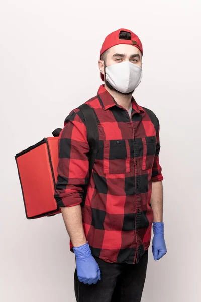 Hedendaagse Koerier Werkkleding Beschermende Masker Handschoenen Dragen Grote Rode Tas — Stockfoto