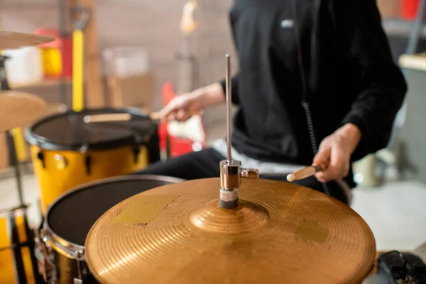 Hand Young Musician Black Hoodie Holding Drumstick Cymbals While Going — Stock Photo, Image