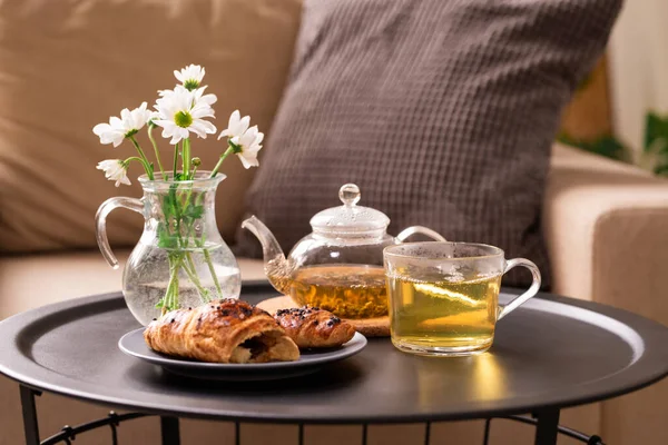 Verse Kruidenthee Kop Theepot Zelfgemaakte Croissant Bord Glazen Kruik Met — Stockfoto