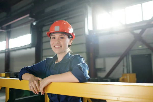 Retrato Joven Alegre Ingeniera Asiática Hardhat Naranja Apoyada Barandilla Taller —  Fotos de Stock