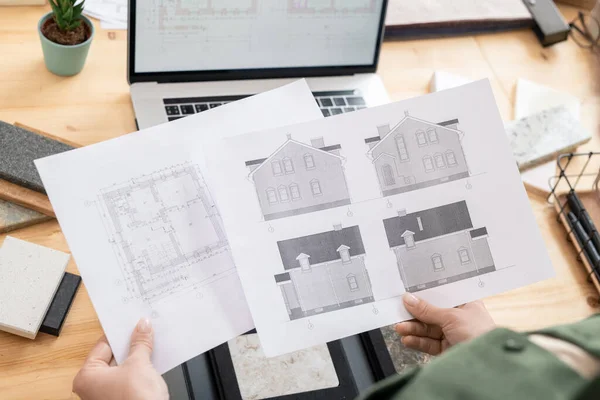 女建筑师的手拿着写有新房子草图的文件 桌子上架着笔记本电脑和大理石瓷砖样品 — 图库照片