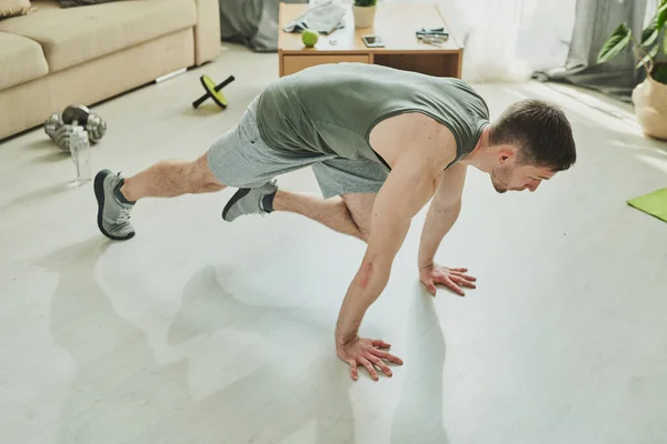 Junger Aktiver Mann Sportkleidung Der Auf Händen Und Einem Bein — Stockfoto