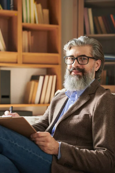 Erfolgreicher Psychologe Alter Mit Brille Und Schicker Freizeitbekleidung Der Sie — Stockfoto