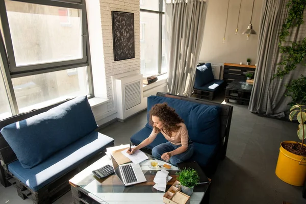 Mujer Joven Ocupada Ropa Casual Haciendo Notas Trabajo Copybook Mientras — Foto de Stock