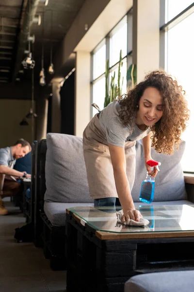 Mujer Joven Ropa Trabajo Usando Detergente Mientras Inclina Sobre Mesa — Foto de Stock