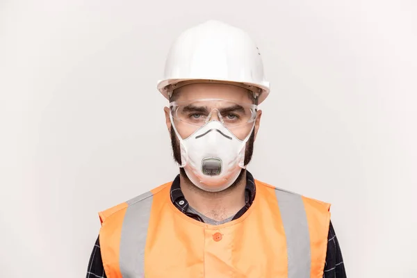 Allvarlig Manlig Tekniker Orange Arbetskläder Skyddande Glasögon Och Respirator Tittar — Stockfoto