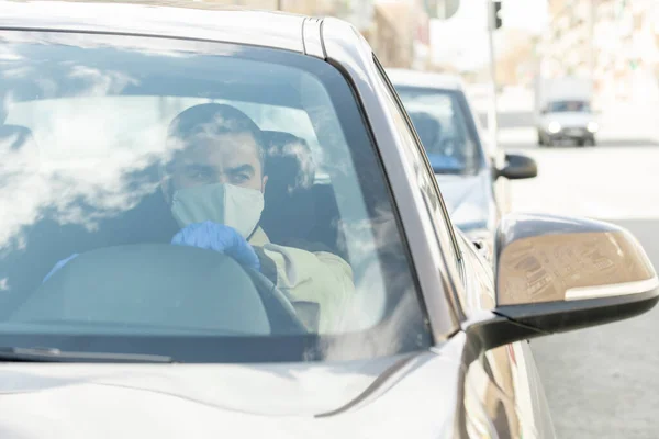 Hombre Joven Con Máscara Guantes Sentado Coche Conduciendo Los Clientes —  Fotos de Stock