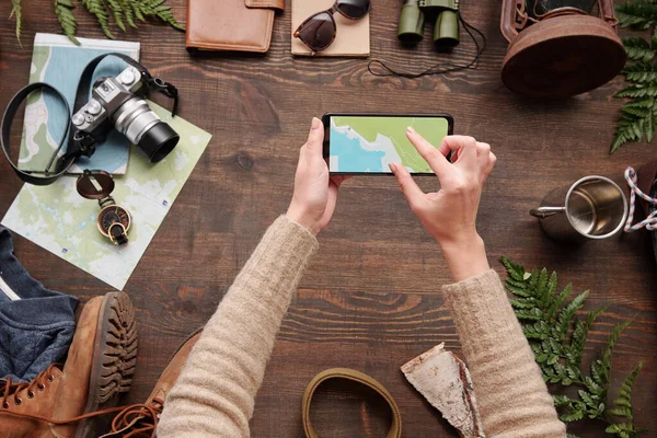 View Woman Checking Hiking Route Online Map While Using Smartphone — Stock Photo, Image