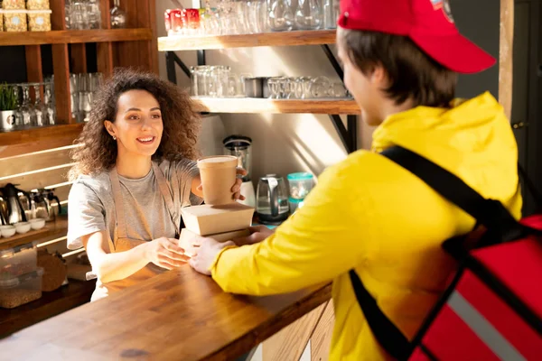 Glad Ung Servitris Restaurang Eller Café Sätta Glas Kaffe Toppen — Stockfoto