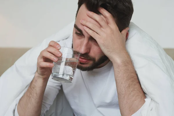 Jovem Infeliz Com Covid19 Gripe Tocando Sua Testa Água Potável — Fotografia de Stock