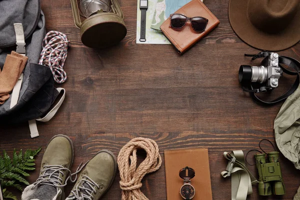 Composición Del Marco Senderismo Con Cuerda Brújula Cámara Fotográfica Mochila — Foto de Stock