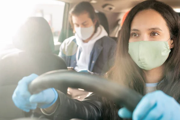 Ernstige Vrouwelijke Taxichauffeur Met Beschermend Masker Handschoenen Die Door Het — Stockfoto