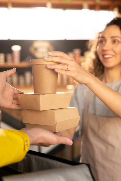 Mano Joven Camarera Delantal Sosteniendo Dos Envases Cartón Con Comida — Foto de Stock