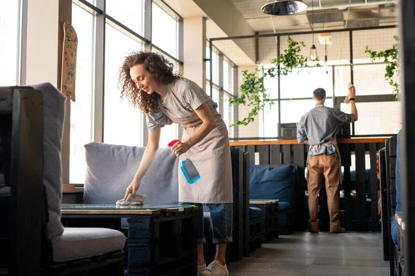 Ung Kvinnlig Arbetare Restaurang Eller Café Med Damm Och Tvättmedel — Stockfoto